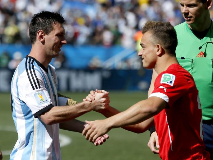Lionel Mesi i Džerdan Šaćiri uoči početka meča Argentina - Švajcarska  u osmini finala Mundijala u Brazilu