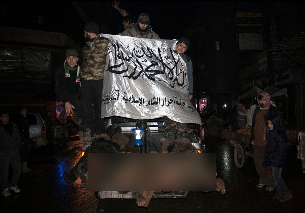 Teroristi Ahrar al Šama poziraju nad telima ubijenih sirijskih vojnika