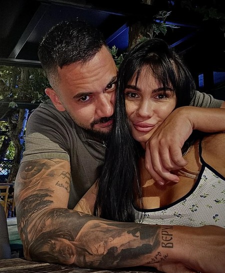 Ova fatalna crnka je supruga Ace Živanovića: Rodila mu je troje dece i skoro nikad se ne pojavljuje sa njim u javnosti