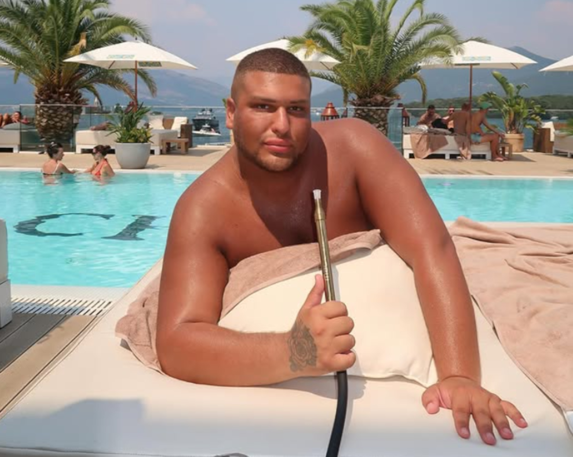 Saznajemo: Napadnut Lepi Luka usred odmora u Budvi - muškarac nasrnuo na tiktokera na plaži, jedva se spasio