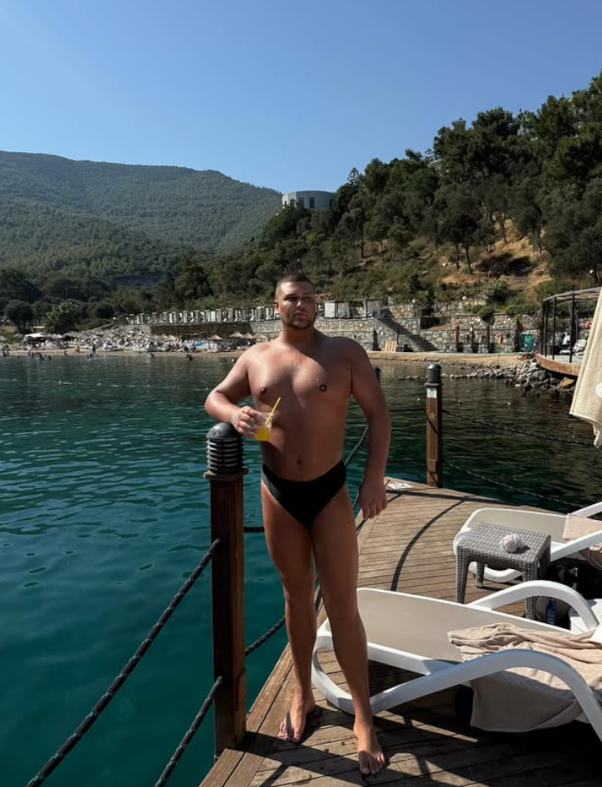 Saznajemo: Napadnut Lepi Luka usred odmora u Budvi - muškarac nasrnuo na tiktokera na plaži, jedva se spasio