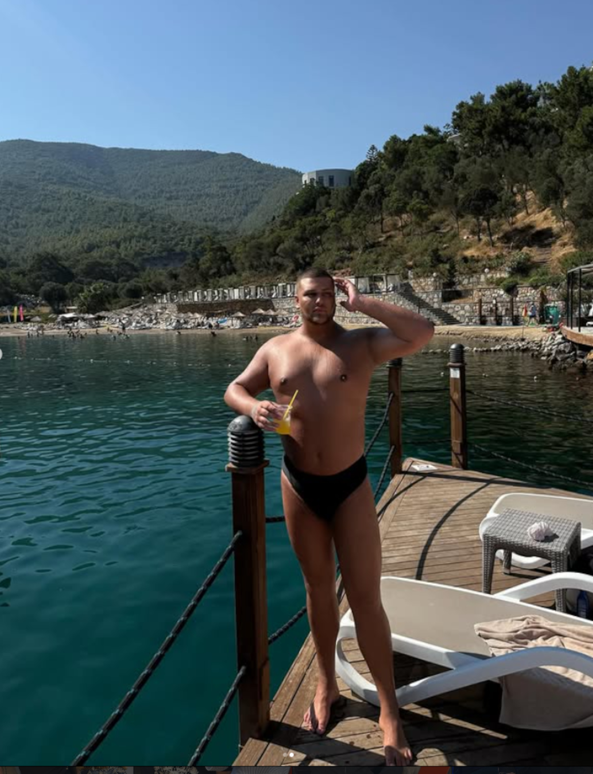 Saznajemo: Napadnut Lepi Luka usred odmora u Budvi - muškarac nasrnuo na tiktokera na plaži, jedva se spasio
