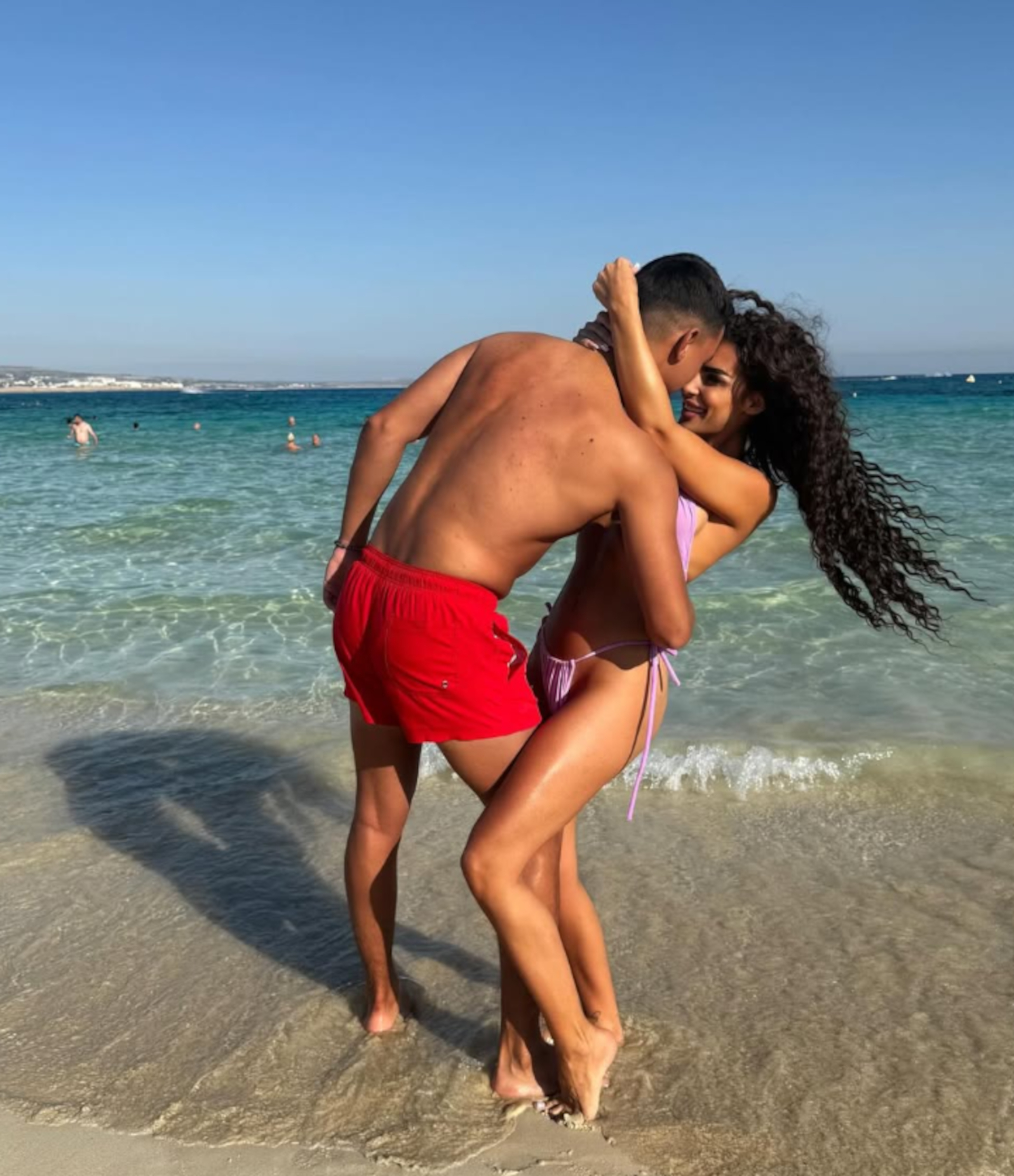 Zlato, gledaj snajku! Ena Čolić pokazala rasne obline u minijaturnom bikiniju - "zapalila" Bali: Mali Peja snimao svaki pokret (FOTO)