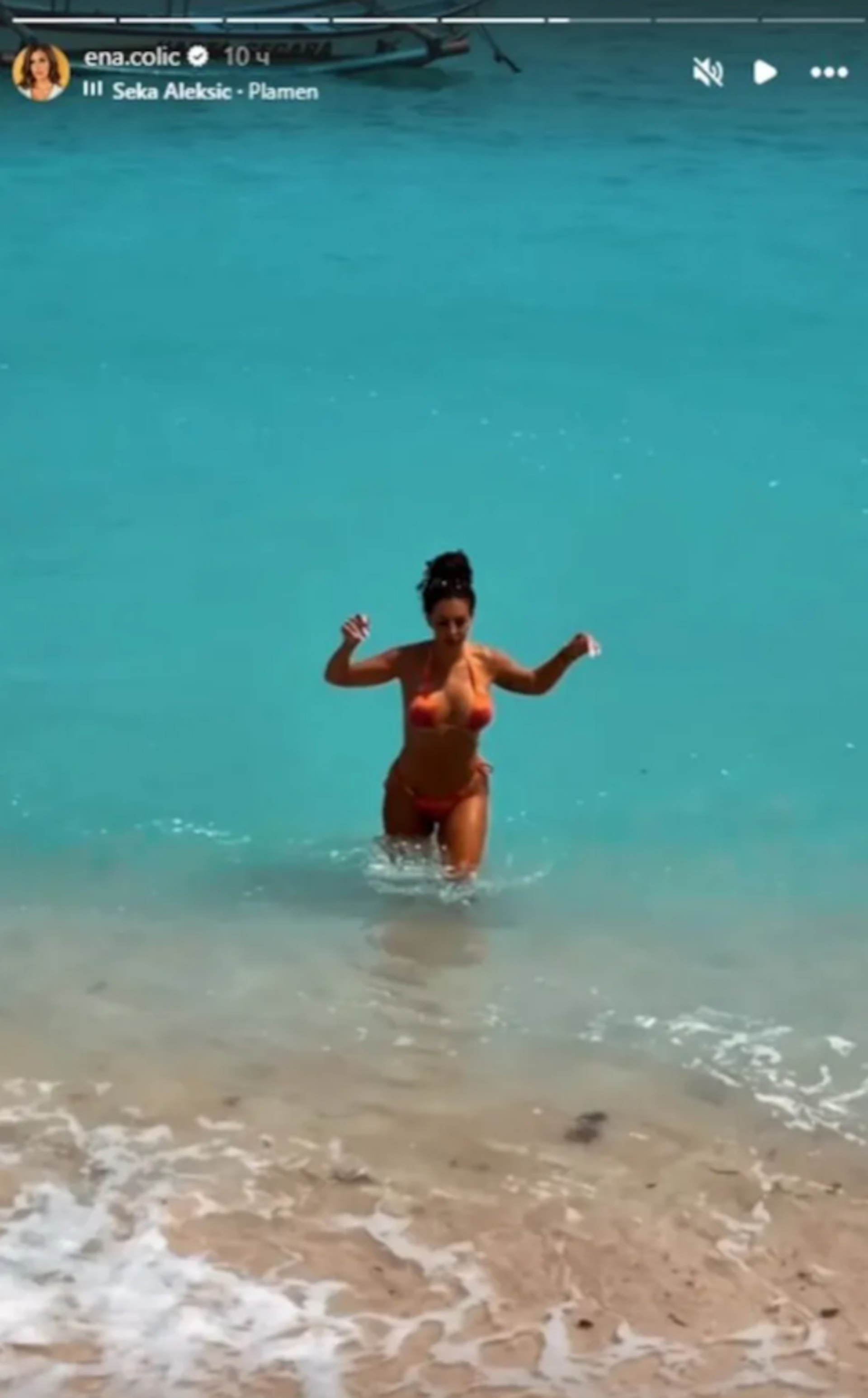 Zlato, gledaj snajku! Ena Čolić pokazala rasne obline u minijaturnom bikiniju - "zapalila" Bali: Mali Peja snimao svaki pokret (FOTO)