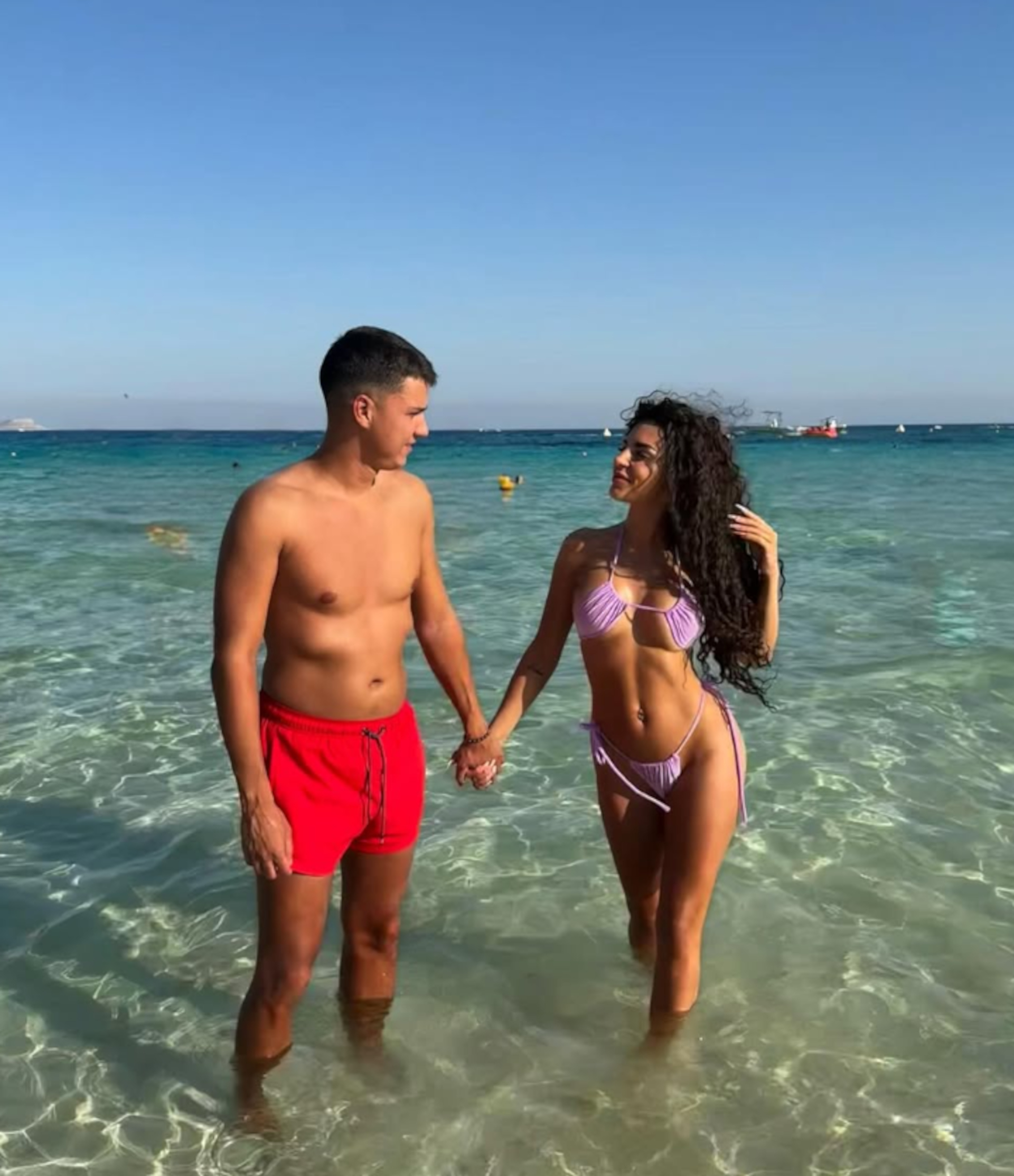 Zlato, gledaj snajku! Ena Čolić pokazala rasne obline u minijaturnom bikiniju - "zapalila" Bali: Mali Peja snimao svaki pokret (FOTO)
