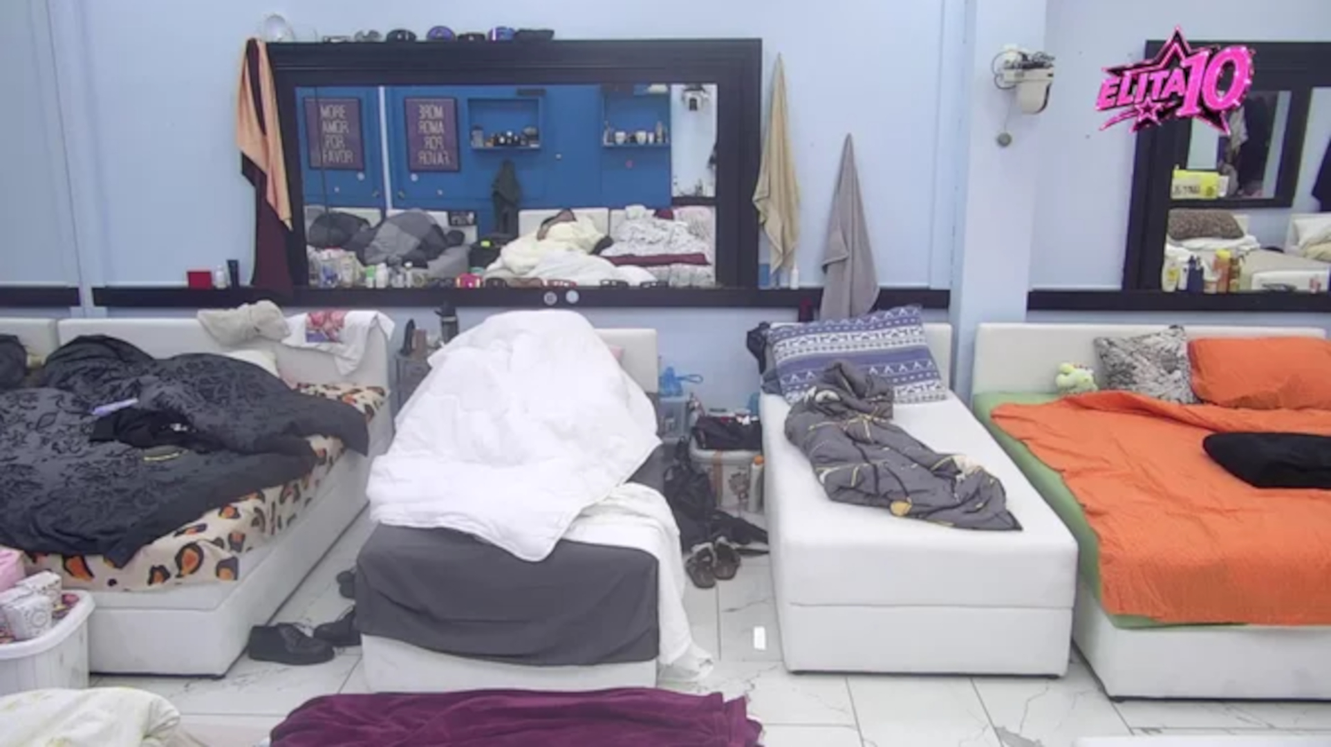 Ne mogu da se obuzdaju - Vrelo pomirenje Laure i Đukića: Posle ljubomorne scene završili u krevetu, cimeri im nisu smetali