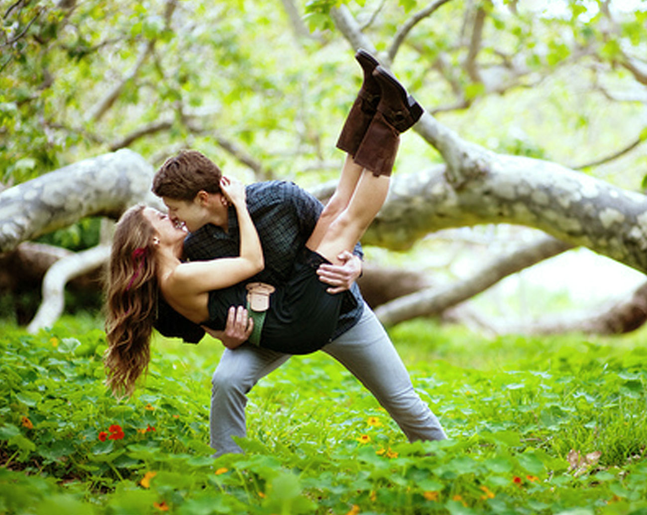 Мужчине давай встретимся. Поцелуй на природе. Весенний поцелуй. Девушка на руках у парня. Давай встречаться картинки.
