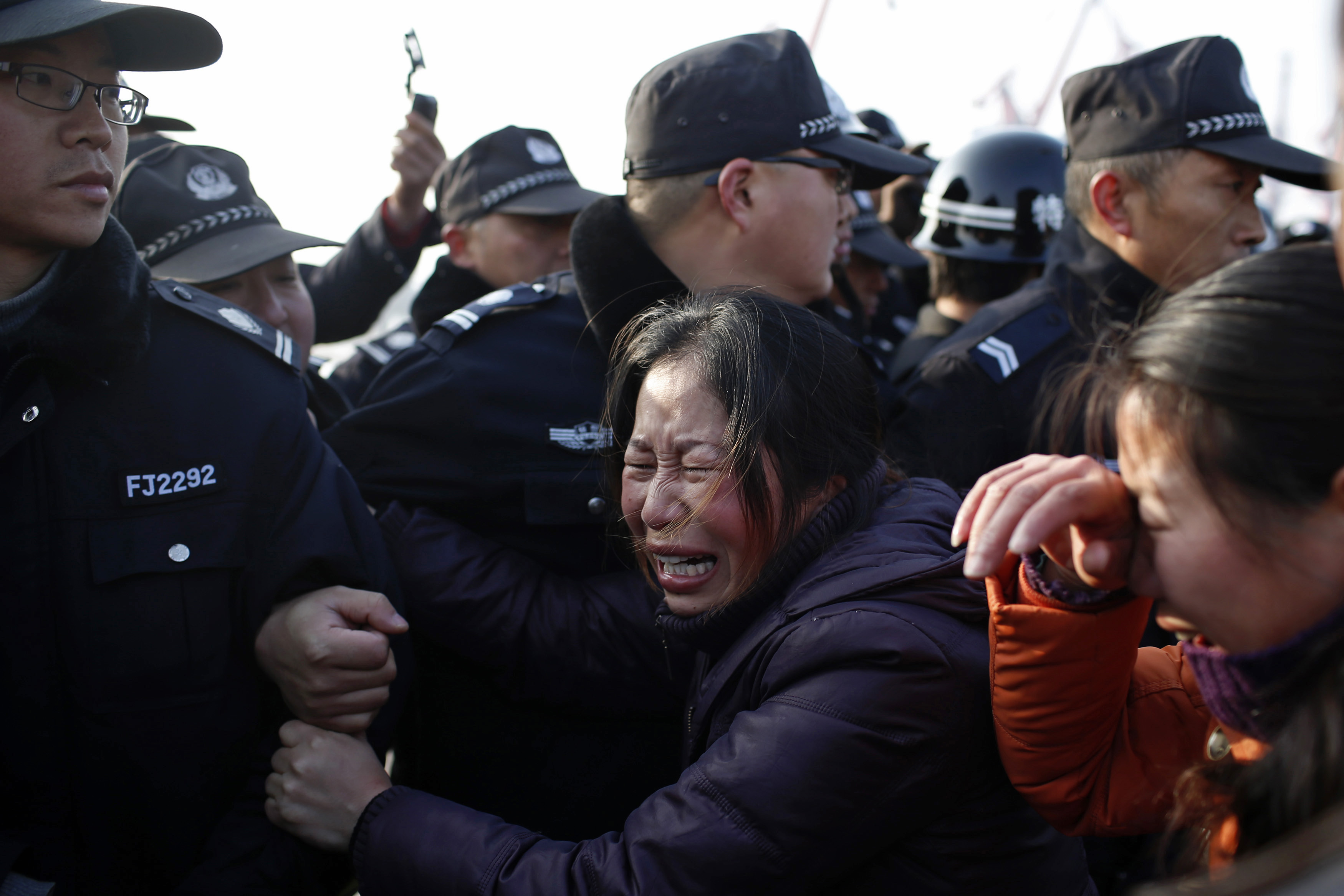 porodica plače za nastradalima u nesreći u Kini