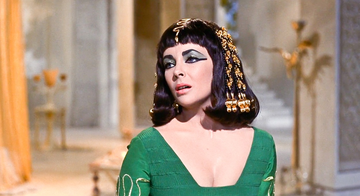 Какую роль сыграла клеопатра в поражении антония. Элизабет Тейлор, «Клеопатра» (1963). Элизабет Тейлор Клеопатра. Лиз Тейлор Клеопатра.