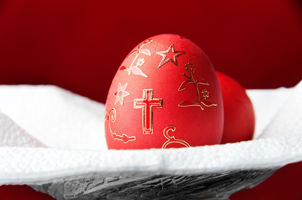 Пасха ы 2024. Христос Воскресе яйцо. Красные пасхальные яйца. Красное яйцо Христос Воскресе. Пасхальные яйца Христос воскрес.