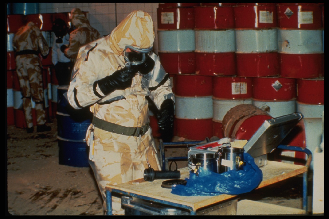 Ace chemicals готэм. Склад химического оружия. 1. Ace chemicals dc. Химический завод ace готэм.