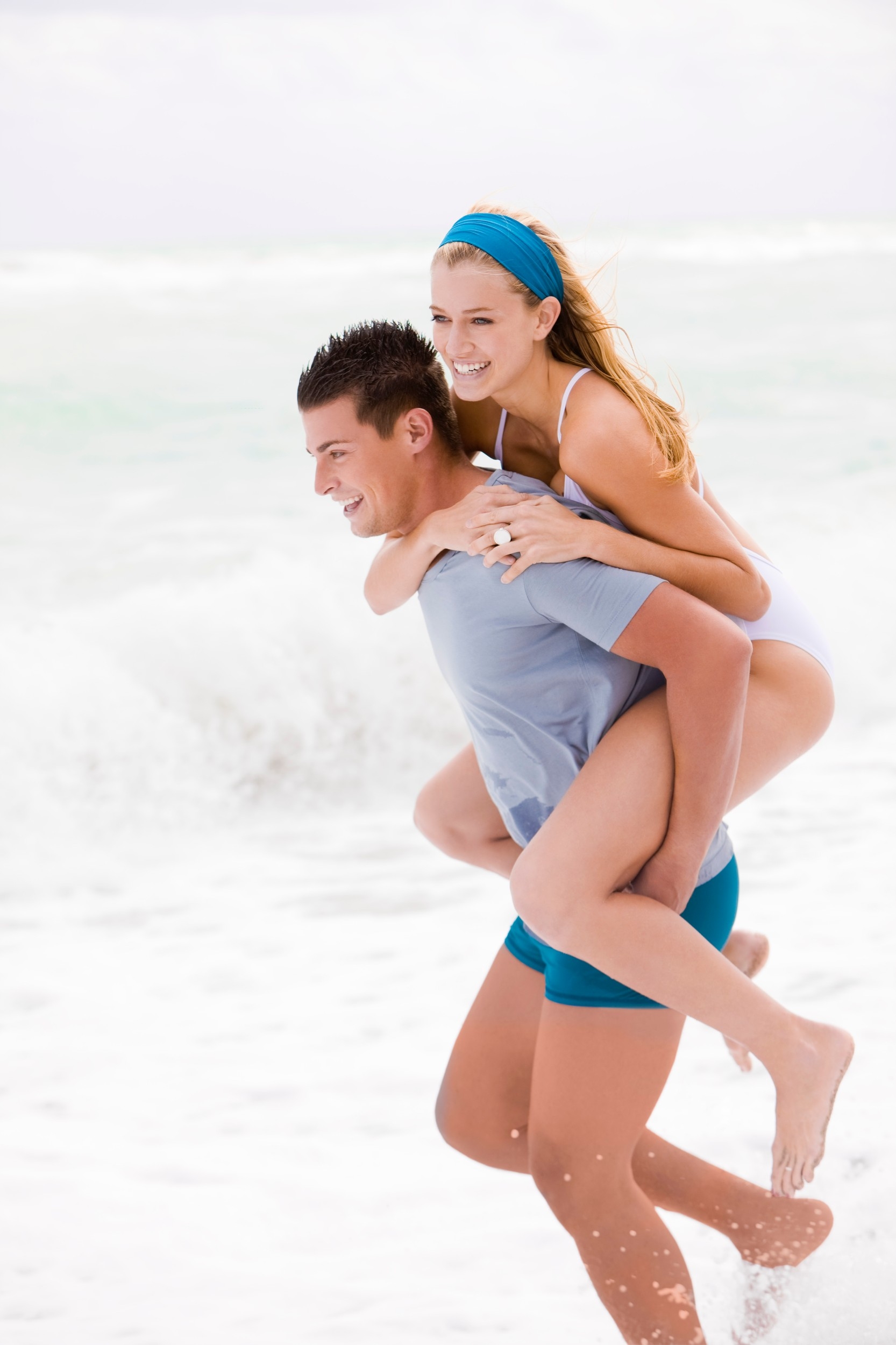 Momak i devojka na plaži