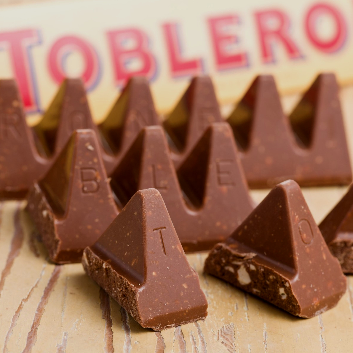 шоколад треугольником toblerone. треугольный шоколад. шоколадка треугольная тублерон. шоколад toblerone пирамида. шоколадка треугольная тублерон.