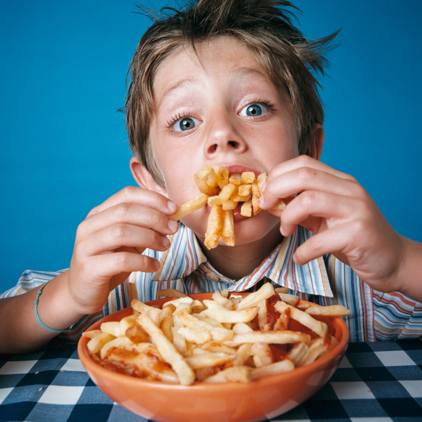 Люди едят детей. Еда для детей. Неправильное питание детей. Переедание у детей. Человек кушает.