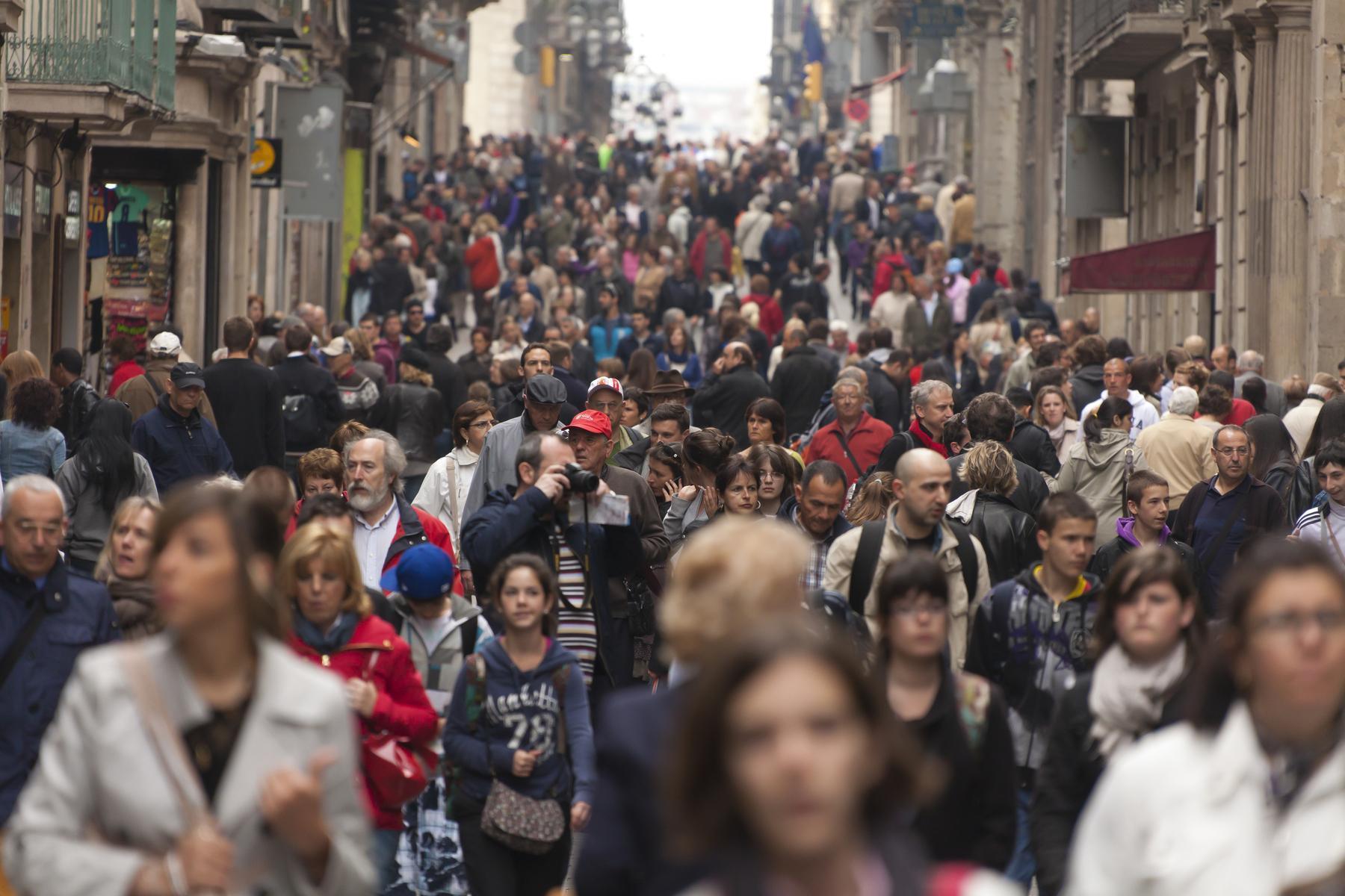 Crowded street. Crowded Streets. Толпа Hi Hi. Загрязнения в Барселоне из-за туристов. Crowded Street busstop.