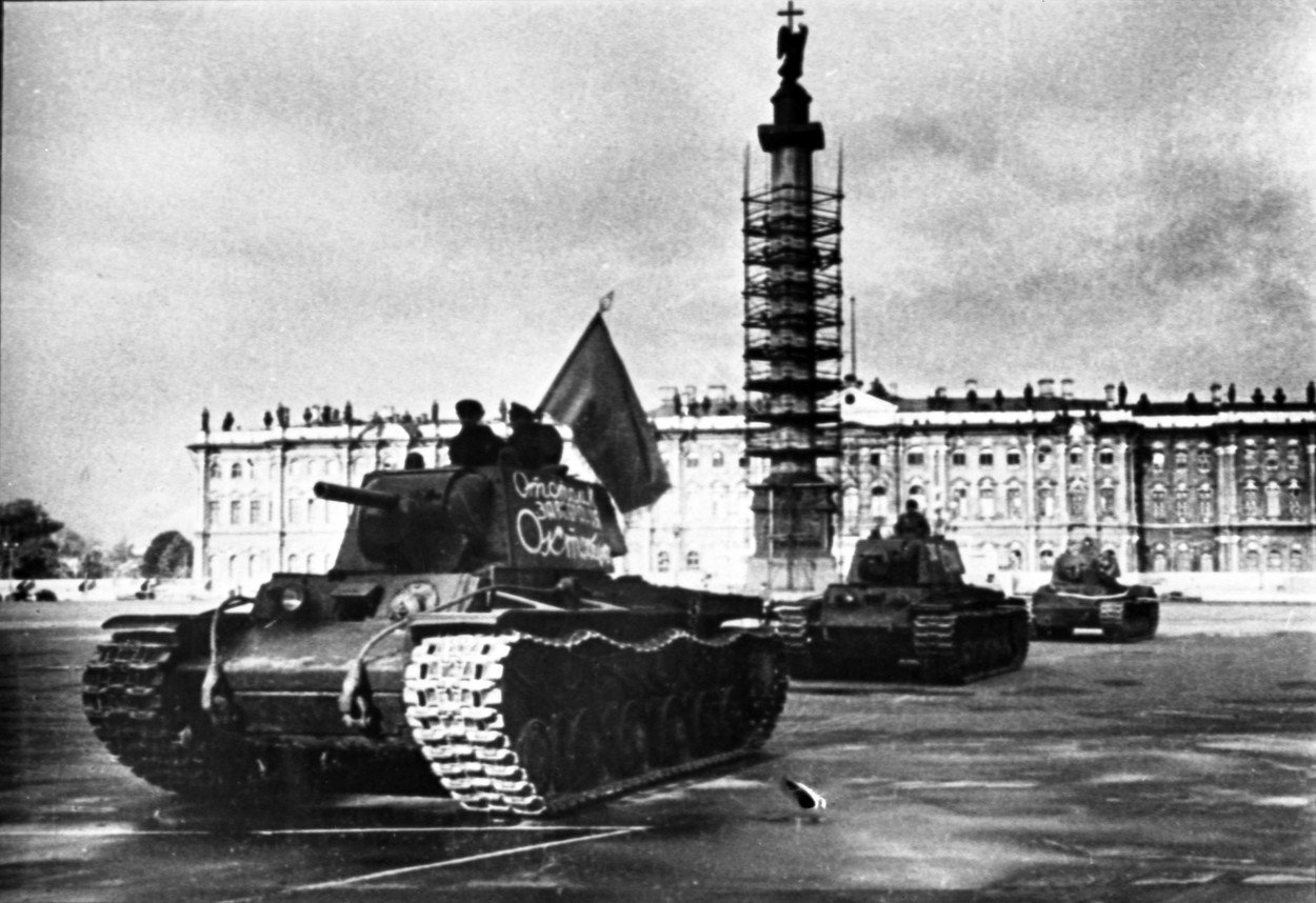 Kolona ruskih tenkova napušta Dvorski trg