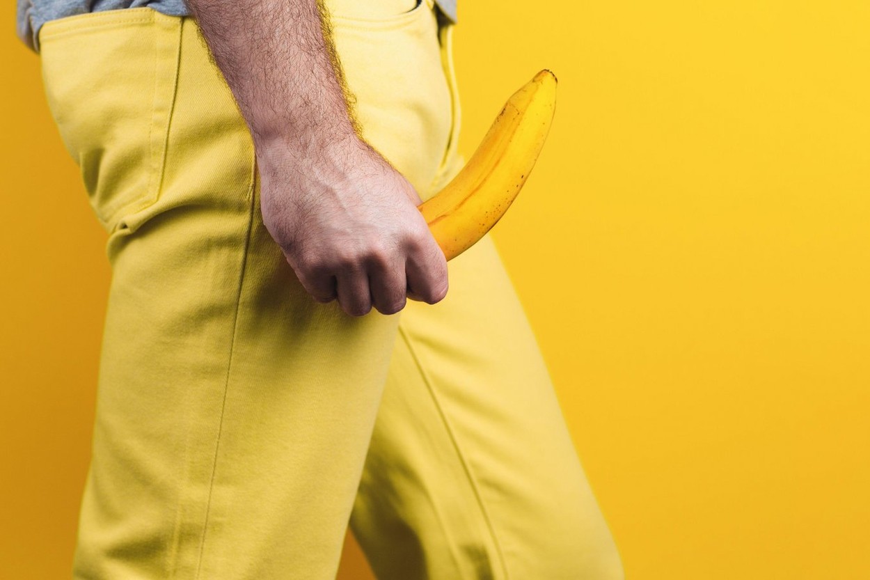 muškarac nosi bananu