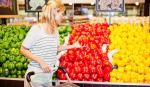 Žena kupuje povrće u prodavnici