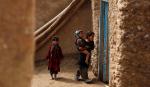 Deca u Avganistanu ispred kuće