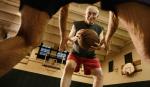Stariji čovek igra košarku