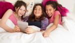 Tinejdžerke čitaju sa tableta
