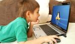 Dečak koji koristi laptop sa Linux OS