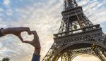 Srce ispred Ajfelovog tornja u gradu ljubavi Parizu