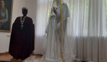 Šlep sa izvezenim grbovima i zlatne trake na venčanici kraljice Marije