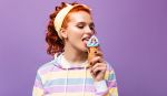 devojka jede sladoled