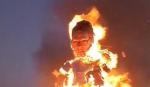 Lutka sa likom Vučića u plamenu