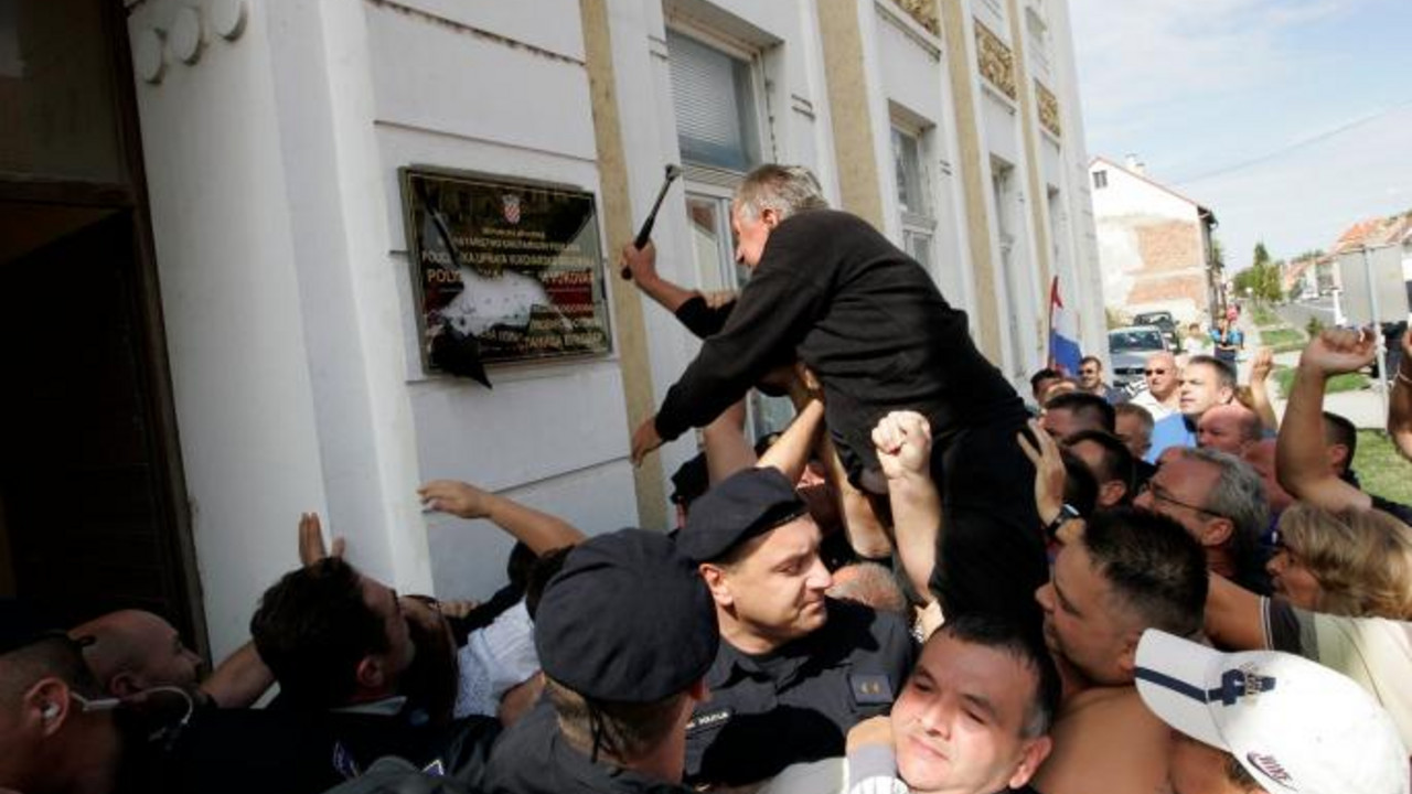 Rušenje ćiriličnih tabli u Vukovaru