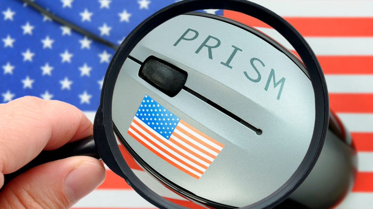 Lupa, korz koju se vidi miš sa natpisom Prism
