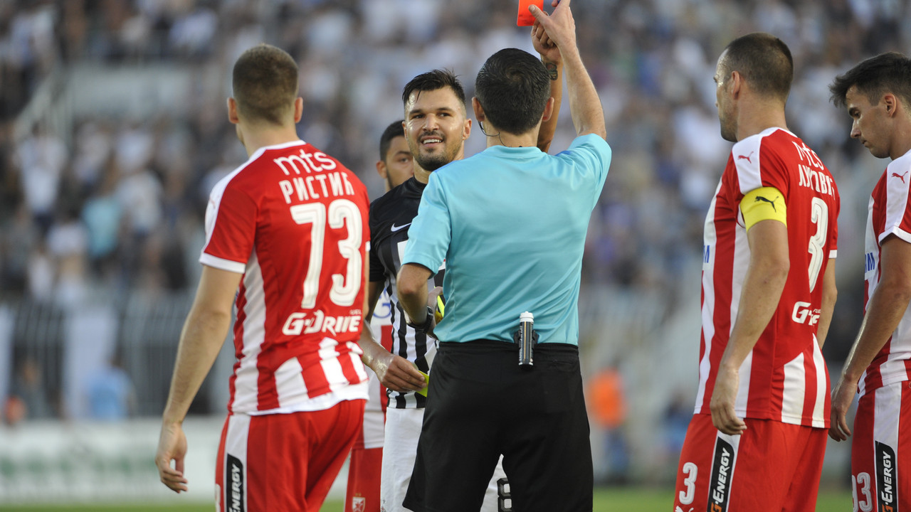 Valeri Božinov daje crveni karton sudiji Miloradu Mažiću