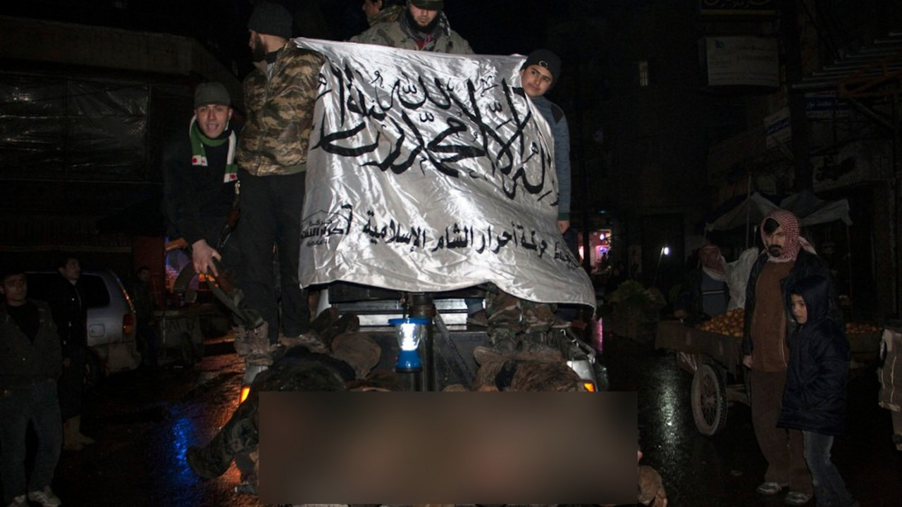 Teroristi Ahrar al Šama poziraju nad telima ubijenih sirijskih vojnika