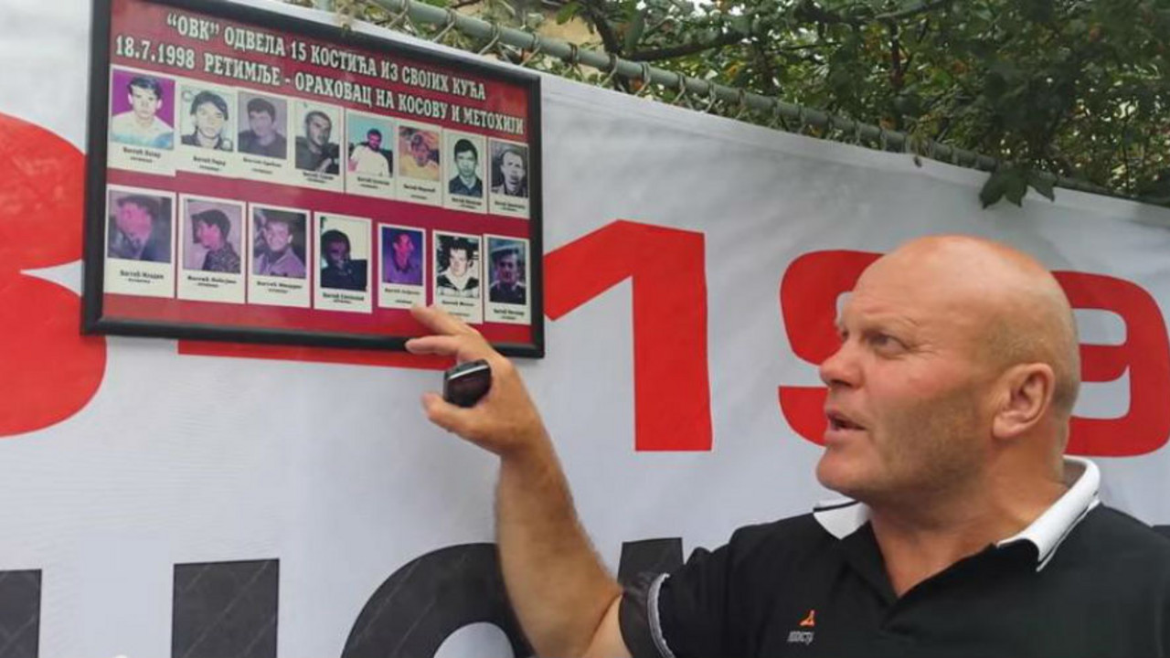 Simo Spasić, predsednik Udruženja, pored slika žrtava