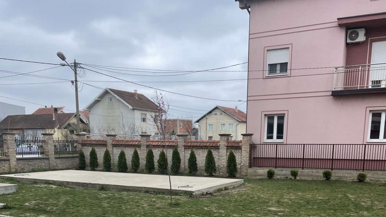Uređeno dvorište škole u Busijama