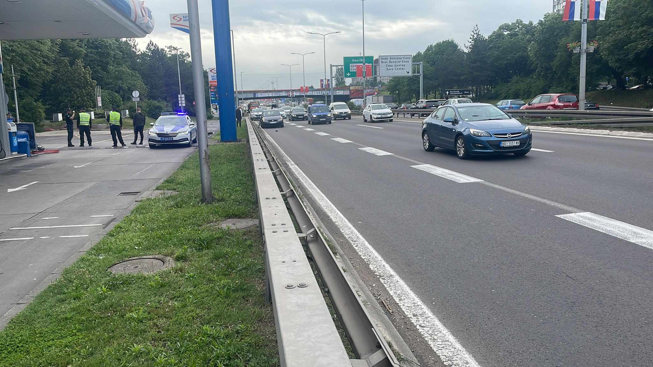 Policija kod Sava Centra
