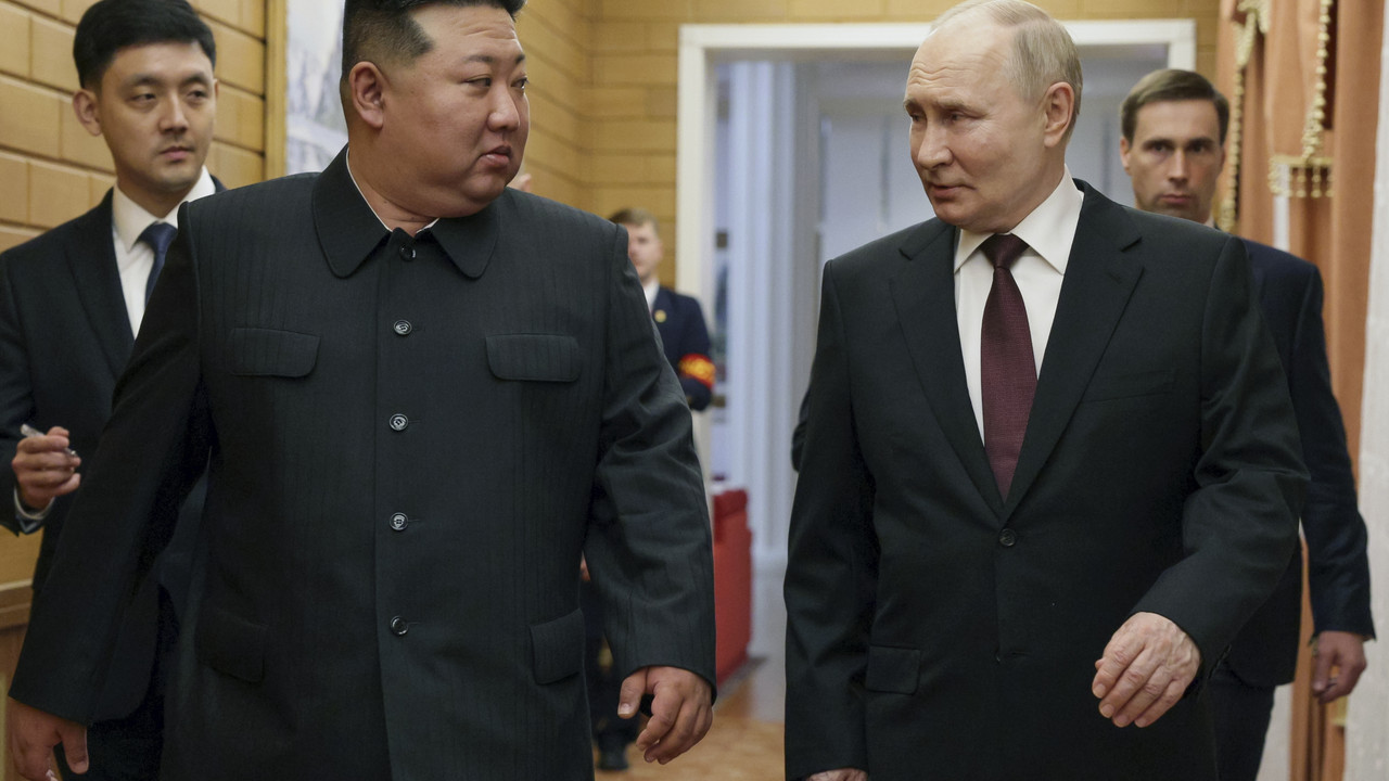 Ruski predsednik Vladimir Putin, desno, i lider Severne Koreje Kim Džong Un razgovaraju tokom sastanka u Pjongjangu, Severna Koreja