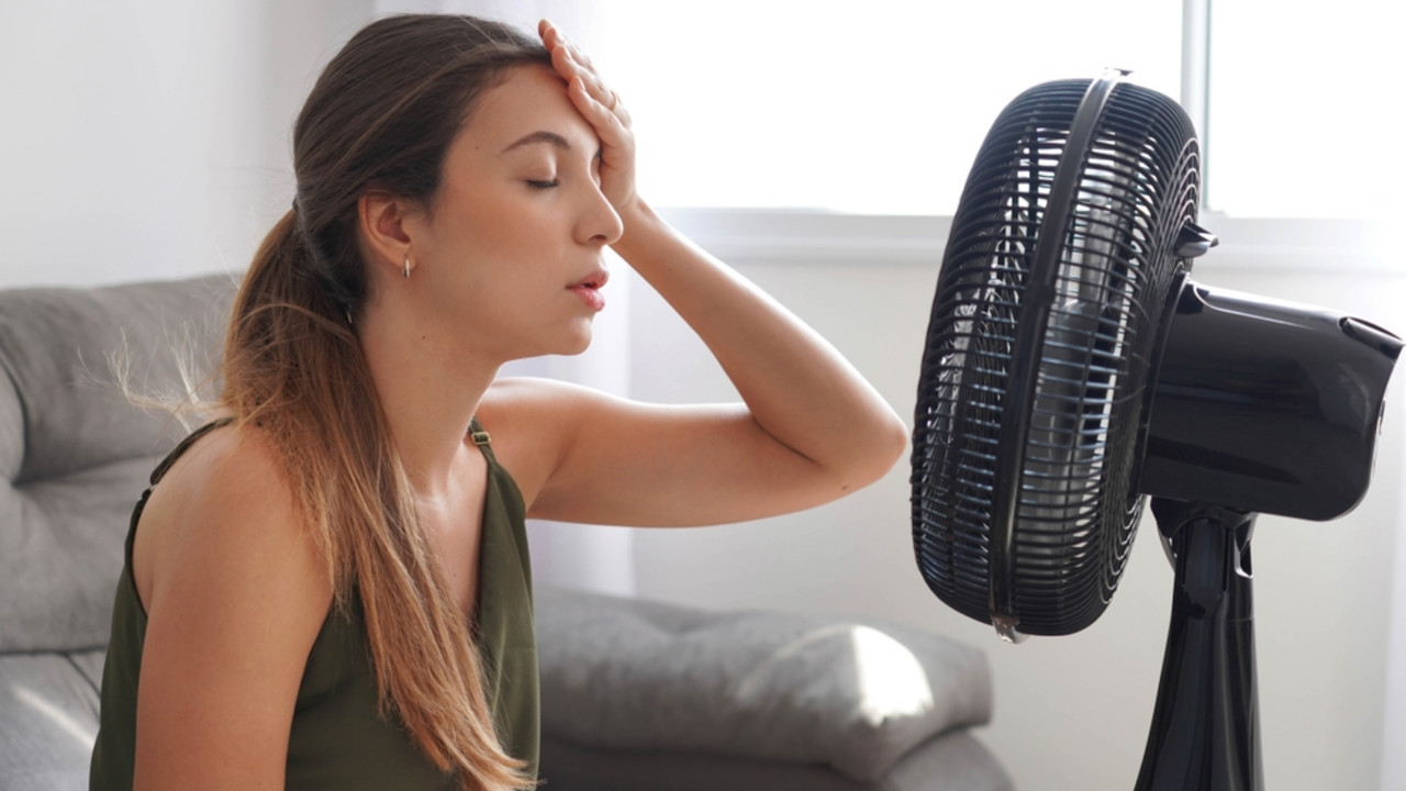 devojka se hladi ventilatorom