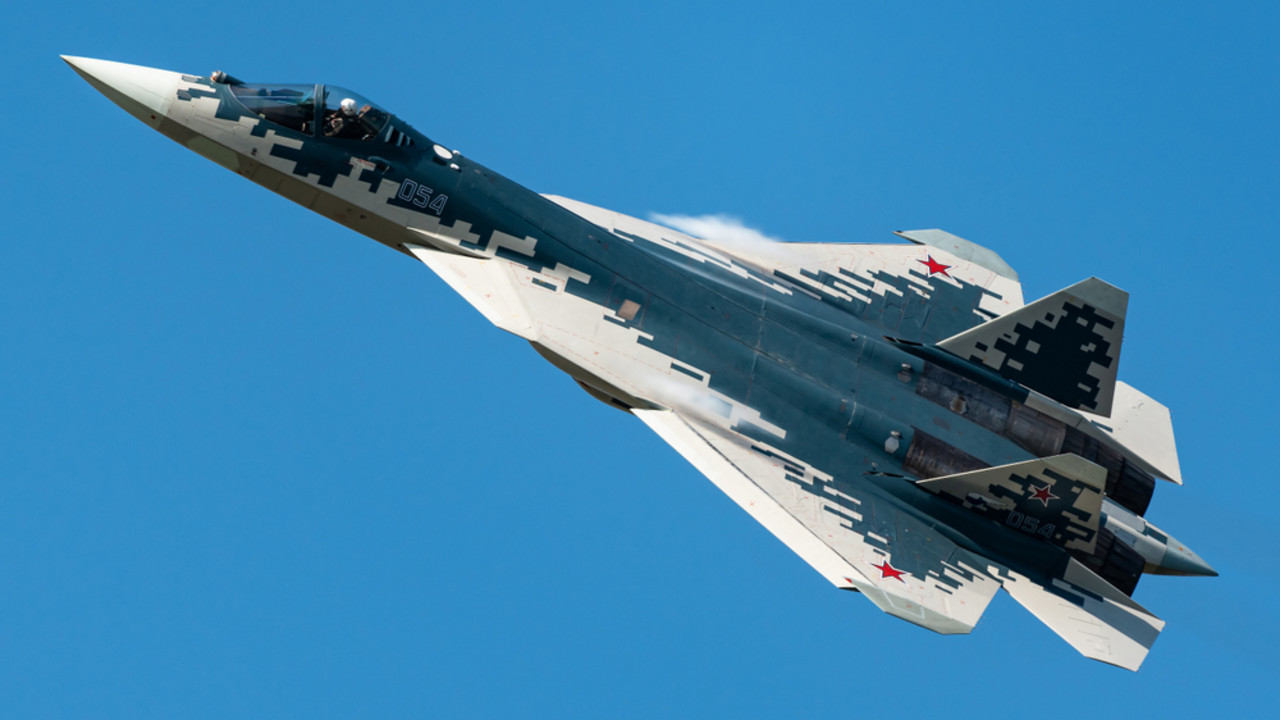 Suhoj SU-57 koji ima maskirnu boju za Artik u letu