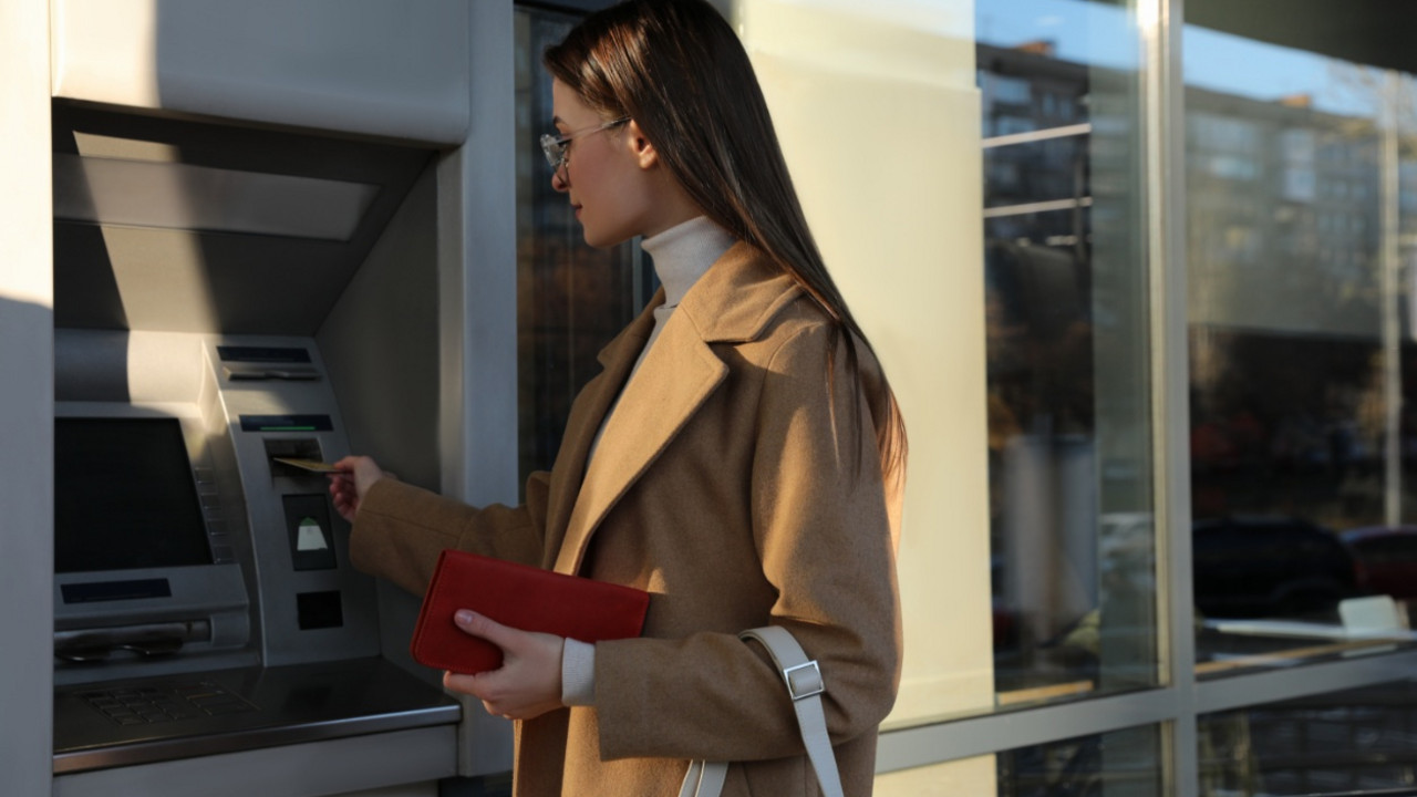 Devojka na bankomatu