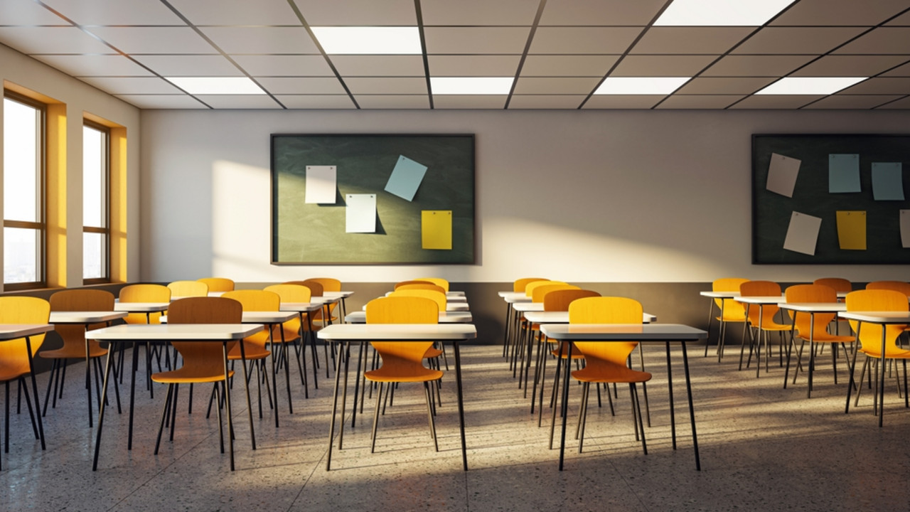 Prazna učionica pogled iz smera profesorske katedre