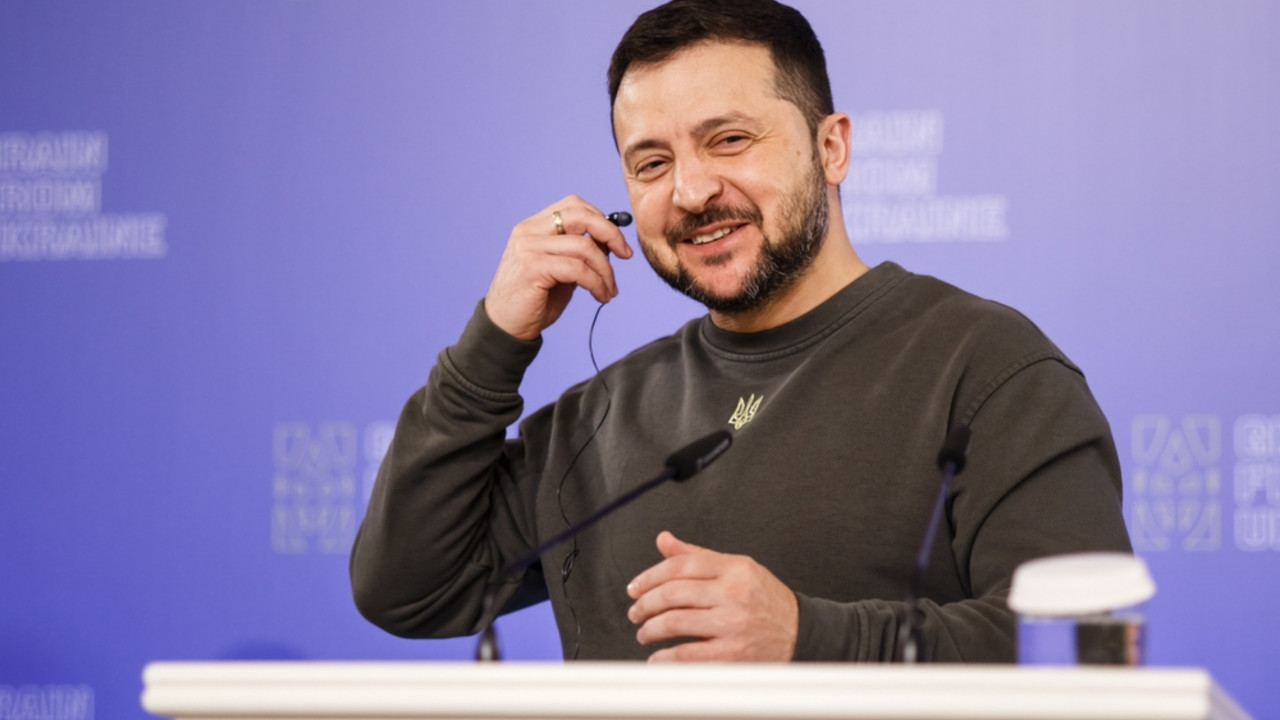 Volodimir Zelenski se zadovoljno smeje