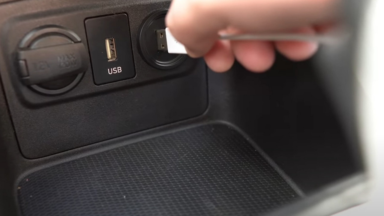 Punjenje telefona u automobilu