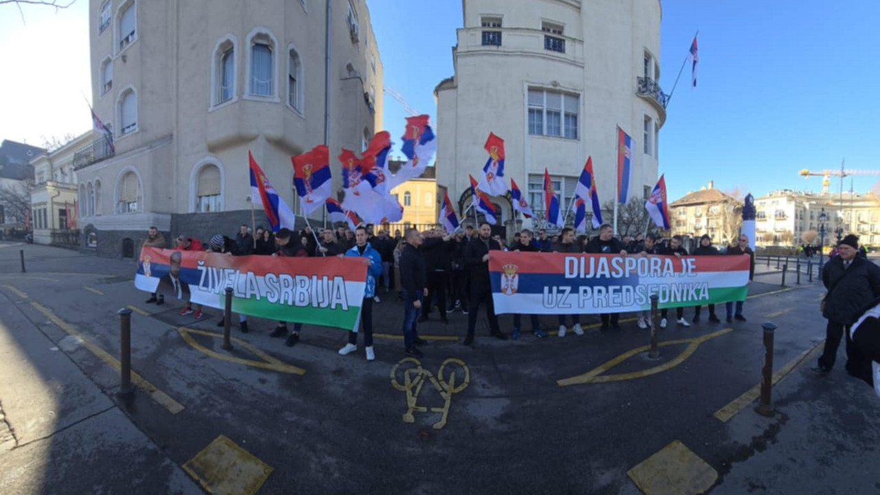 Podrška Vučiću ispred ambasade u Budimpešti