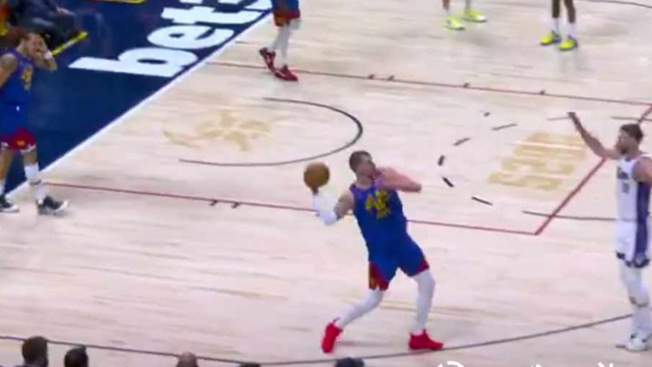 Nikola Jokić postiže koš sa celog terena