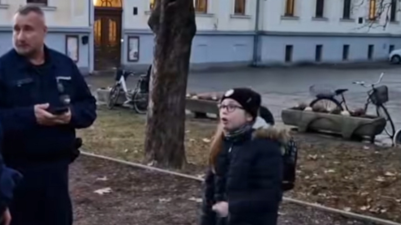 Devojčica moli policajce da je ne predaju ocu