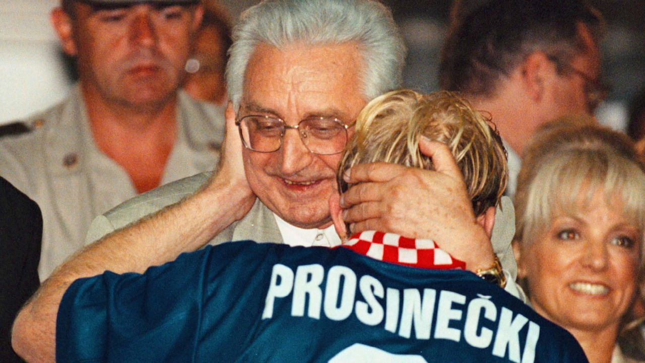 Franjo Tuđman i Robert Prosinečki u zagrljaju