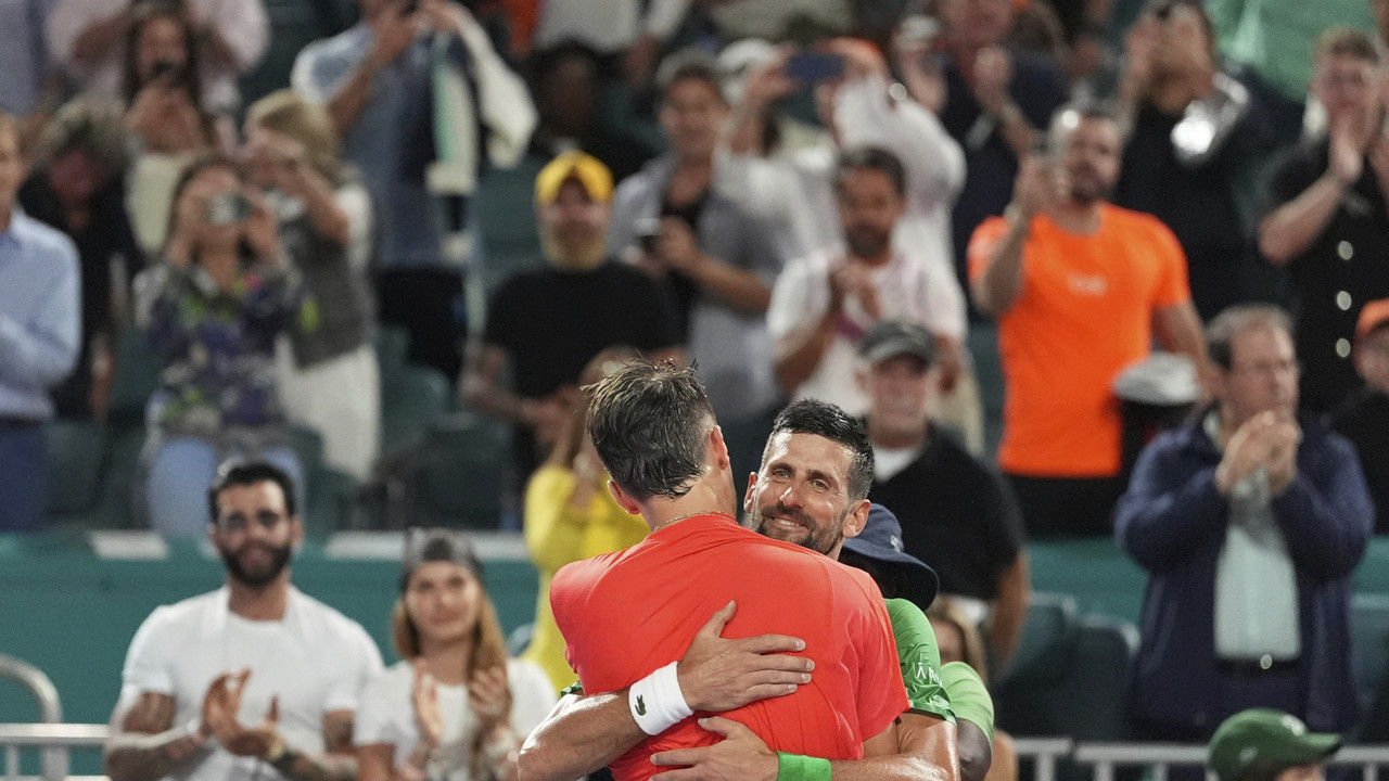 Novak Đoković u zagrljaju sa Jakubom Menčikom