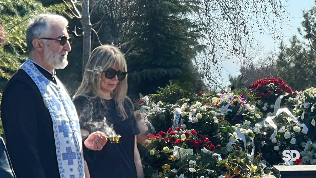 Suzana Jovanović sa sveštenikom